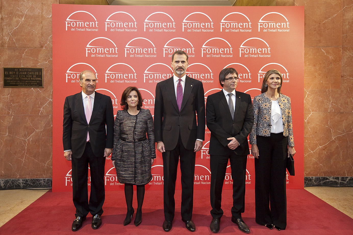 El Rey, con la vicepresidenta Soraya Sáenz de Santamaría y el President Puigdemont en Foment