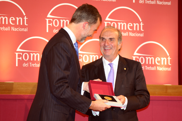 Foment awards His Majesty the King with the Gold Medal​​​​