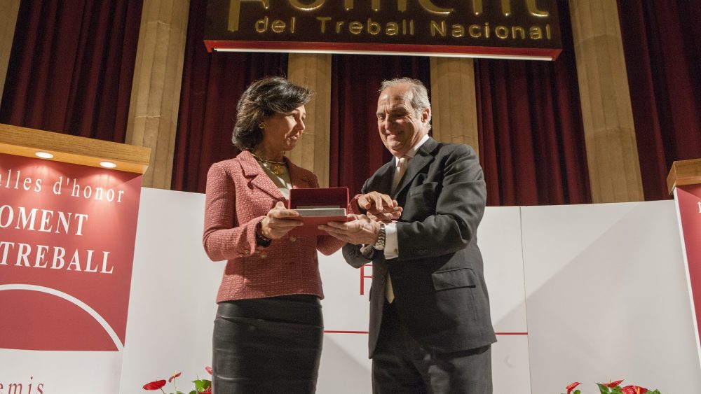 Ana Botín recull la Medalla d’Honor del Foment a mans del president, Joaquim Gay de Montellà