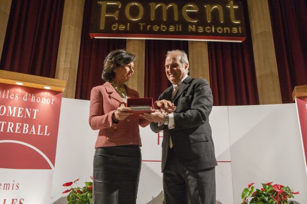 Ana Botín recull la Medalla d’Honor del Foment a mans del president, Joaquim Gay de Montellà