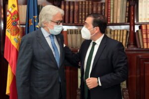El ministre d’Exteriors, José Manuel Albares, signa el llibre d’Honor de Foment del Treball