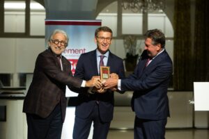 Foment del Treball entrega la medalla conmemorativa de su 250 aniversario al Xacobeo