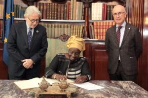 La ex primera ministra del Senegal, Aminata Touré, firma el libro de Honor de Foment