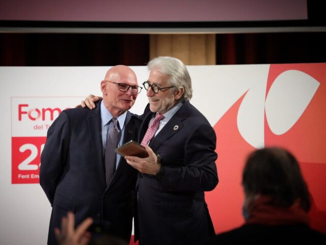 Sánchez Llibre entrega a John Hoffman la Medalla de Honor de Foment por el 250 aniversario
