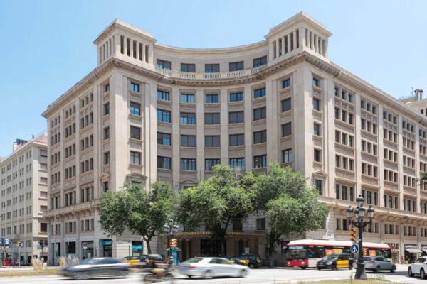 Foment del Treball rebutja el recàrrec municipal de la taxa turística i alerta que la reforma castiga les famílies catalanes