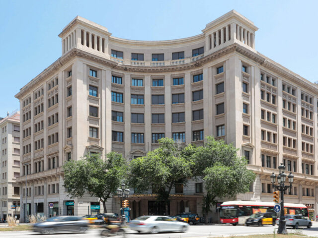 Foment del Treball rebutja el recàrrec municipal de la taxa turística i alerta que la reforma castiga les famílies catalanes