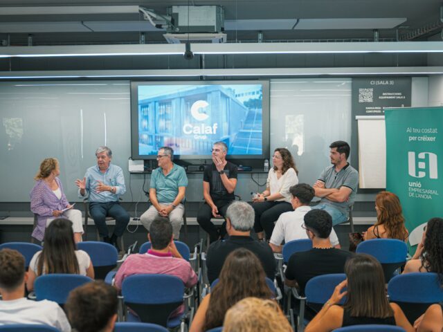 Èxit d’assistència al primer acte «Aprenentatges a través de l’empresa anoienca» per al col·lectiu UEA Joves amb l’experiència de Calaf Grup en el relleu a l’empresa familiar