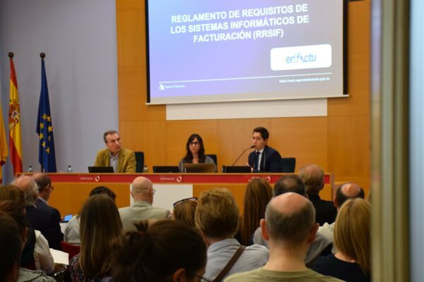 Foment del Treball analitza amb lāAgĆØncia TributĆ ria el nou sistema Verifactu i els reptes de la factura electrònica per a pimes i autònoms
