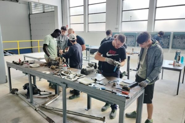 Finalitzen amb èxit els dos cursos del Centre d’Oficis i Indústria de la Fundació UEA