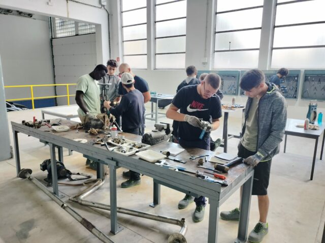 Finalitzen amb èxit els dos cursos del Centre d’Oficis i Indústria de la Fundació UEA