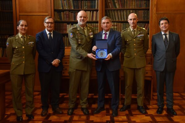 Foment del Treball rep la visita del coronel Pablo Ahedo, nou cap del Regiment d’Infanteria Barcelona núm. 63