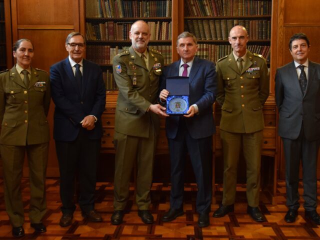 Foment del Treball rep la visita del coronel Pablo Ahedo, nou cap del Regiment d’Infanteria Barcelona núm. 63
