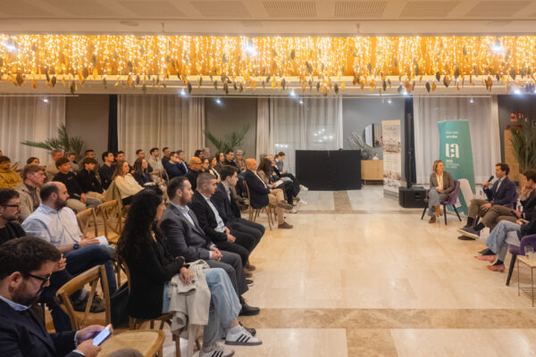 Més de 80 assistents a la taula rodona d’UEA Joves sobre creixement empresarial, emprenedoria i relleu