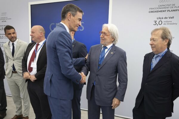 Grifols col·loca la primera pedra de la nova planta de producció a Espanya