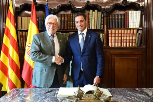 El lehendakari Pradales signa el llibre d’honor de Foment del Treball