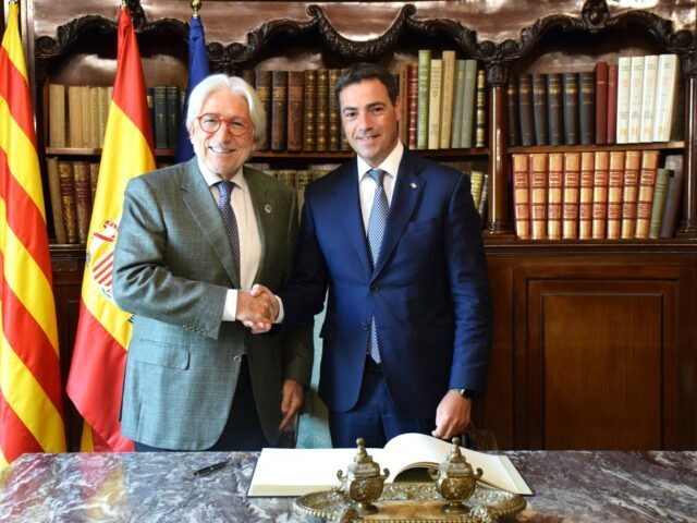 El lehendakari Pradales signa el llibre d’honor de Foment del Treball